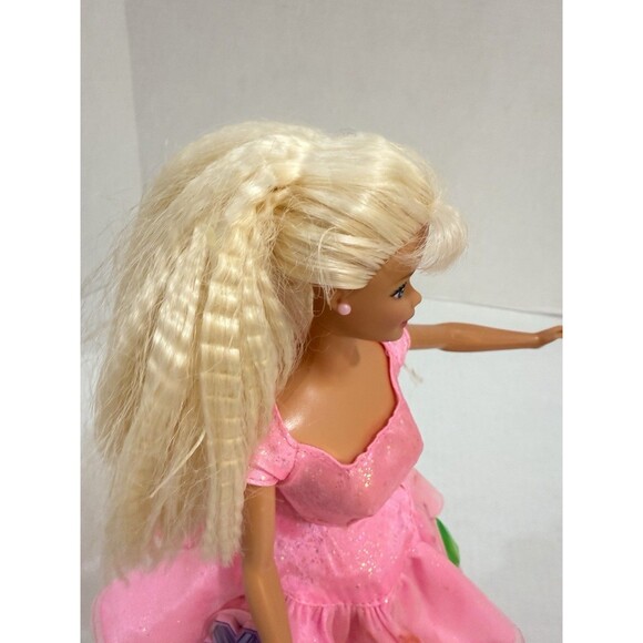 Vintage 1997 twirlin Barbie. Skirt has pods of lip, cheek and eye makeup. - Picture 5 of 16